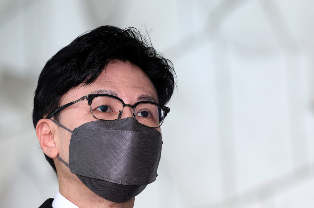 한동훈 법무부 장관이 16일 오전 서울 중구 프레스센터에서 열린 제40회 교정대상 시상식에 참석하기 전 취재진과 만나 검찰 조직 개편 및 보복 수사 등에 대한 입장을 말하며 질문에 답하고 있다. 연합뉴스