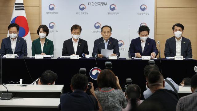 추경호 경제부총리 겸 기획재정부 장관(오른쪽 세 번째)이 16일 정부서울청사 브리핑실에서 새정부 경제정책방향을 발표하고 있다. 연합뉴스