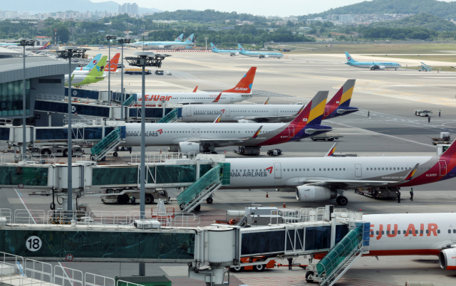 15일 김포공항 국내선 계류장의 항공기들. 연합뉴스