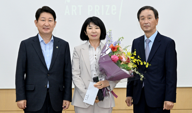 제1회 정점식미술상 시상식이 15일 대구미술관에서 열렸다.왼쪽부터 권영진 대구시장, 양은희 미술사가,정점식 작가 유족 대표이신 정 윤(전 한국외국어대학교 대학원장)