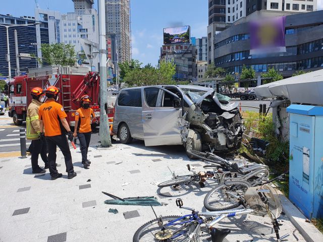 대구소방안전본부에 따르면 16일 오전 11시 53분쯤 대구 달서구 감삼동 죽전역 2번 출구 앞을 지나던 스타렉스 차량이 인도쪽 자전거 보관소를 들이받아 2명이 중상을 입었다. 대구소방안전본부 제공