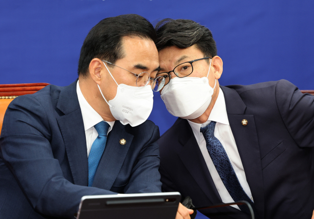 더불어민주당 박홍근 원내대표와 진성준 원내수석부대표가 16일 국회에서 열린 보건복지부 장관 후보자(김승희)-교육부 장관 후보자(박순애) 검증 TF 합동회의에서 대화하고 있다. 연합뉴스