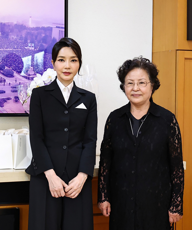 윤석열 대통령의 부인 김건희 여사가 13일 오후 경남 김해시 진영읍 봉하마을에서 고(故) 노무현 전 대통령 묘소에 참배한 뒤 권양숙 여사를 예방, 기념촬영을 하고 있다. 연합뉴스