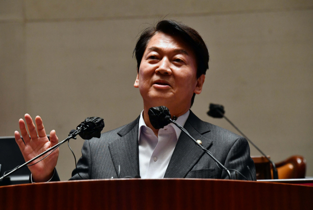국민의힘 안철수 의원이 14일 서울 여의도 국회에서 열린 국민의힘 의원총회에서 발언하고 있다. 연합뉴스