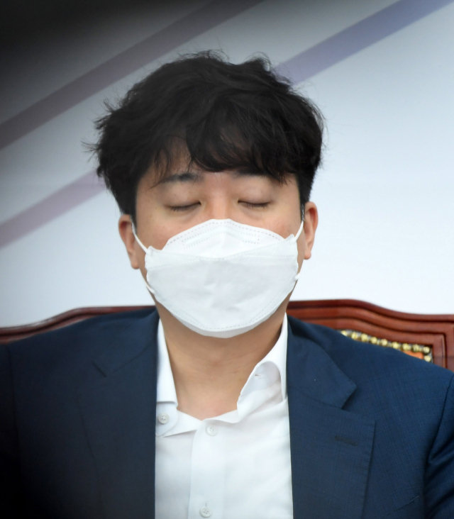 국민의힘 이준석 대표(가운데)가 16일 오전 서울 여의도 국회에서 열린 최고위원회의에 참석해 눈을 감고 앉아 있다. 연합뉴스