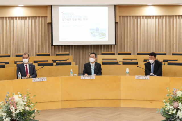 이종호(가운데) 과학기술정보통신부 장관인 16일 오후 경북대를 방문해 연구개발성과 활용과 확산을 위한 간담회를 열었다. 과학기술정보통신부 제공