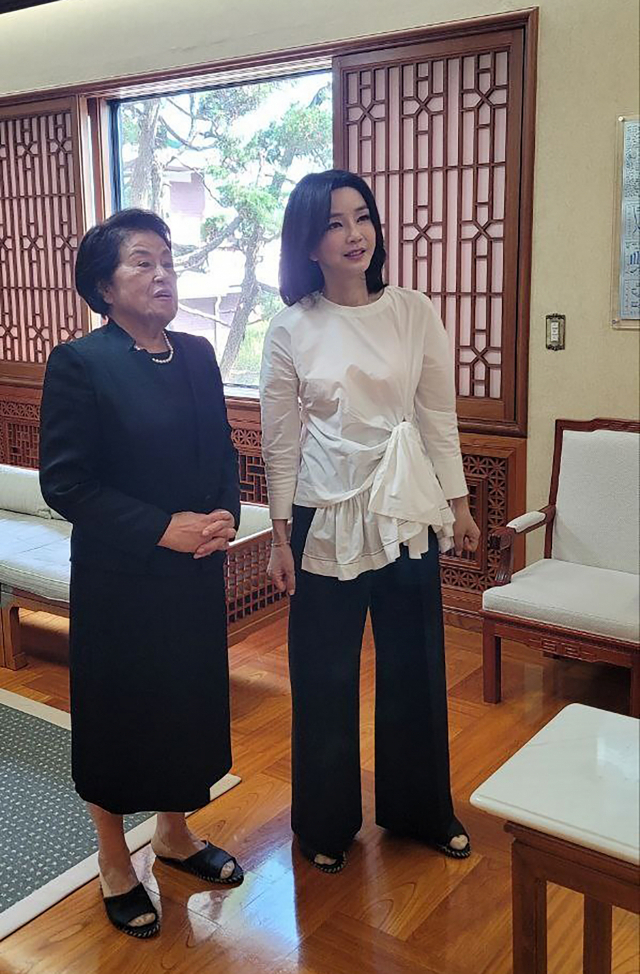 윤석열 대통령 부인 김건희 여사가 16일 오후 고(故) 전두환 전 대통령 부인 이순자 씨를 예방해 연희동 자택을 둘러보고 있다. 연합뉴스