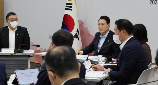 윤석열 대통령이 16일 오전 경기도 성남시 판교 제2테크노밸리 기업성장센터에서 열린 새정부 경제정책방향 발표 회의에서 발언을 하고 있다. 연합뉴스