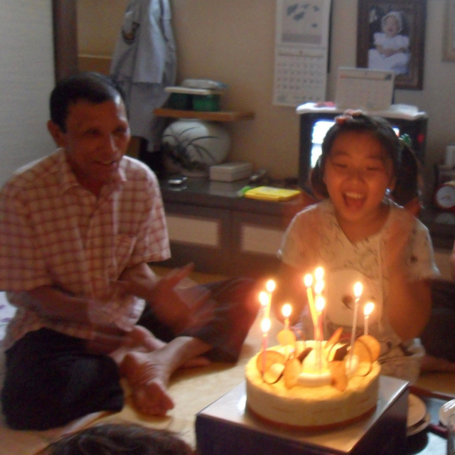 2005년 고 강용호 씨의 생일 때 김민지 씨가 외할아버지인 강 씨의 생일을 축하해주는 장면. 가족 제공.