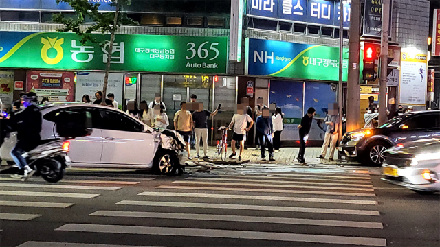 16일 오후 10시 55분쯤 대구 수성구 수성4가동 신천시장 사거리 인근에서 차량 추돌사고가 잇따라 벌어졌다. 이수현 기자