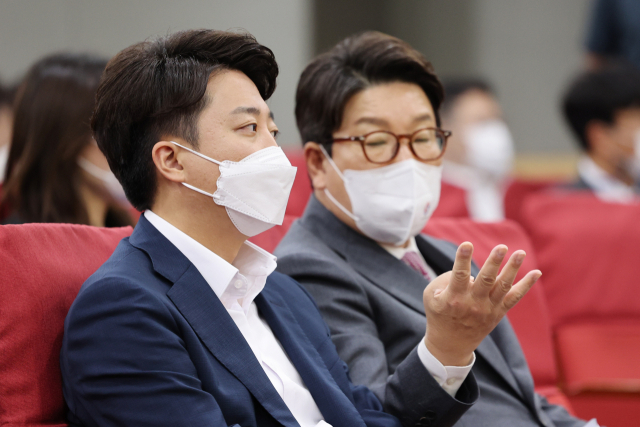 국민의힘 이준석 대표(왼쪽)와 권성동 원내대표가 15일 오후 서울 여의도 국회 의원회관에서 열린