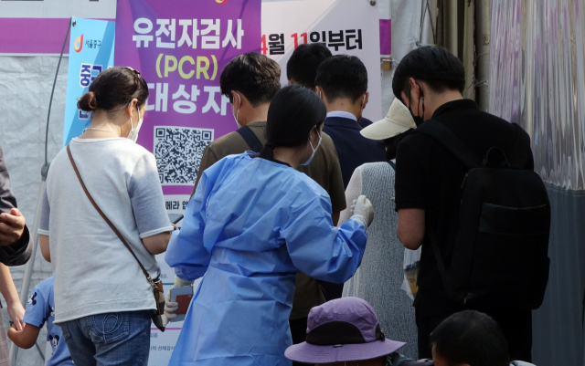 13일 오전 서울역 선별검사소에서 시민들이 검사 시작을 기다리고 있다. 전날 0시부터 오후 9시까지 신규 확진자수는 3천577명이다. 일요일 동시간대 4천명 미만은 지난 1월 16일 이후 21주 만이다. 연합뉴스