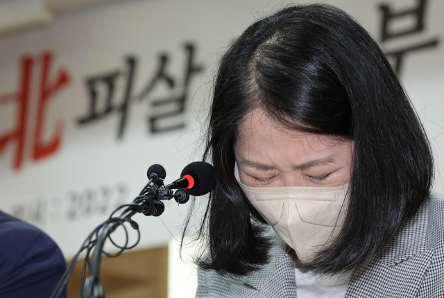 2020년 9월 북한군이 피살한 해수부 서해어업지도관리단 소속 어업지도원 이대준 씨의 배우자가 17일 서울 서초구 서울지방변호사회 변호사회관에서 전날 대통령실과 해양경찰이 발표한 이른바 