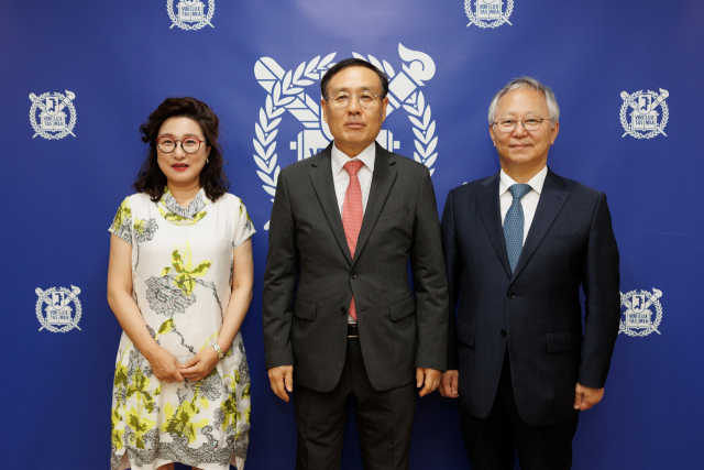 감사패 전달 후 오세정(가운데) 서울대 총장과 박광범(오른똑) 대표가 기념촬영을 하고 있다. 서울대 제공