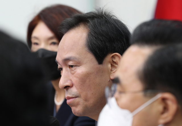 더불어민주당 우상호 비상대책위원장이 17일 오전 서울 여의도 국회에서 열린 비상대책위원회 회의를 주재하고 있다. 연합뉴스