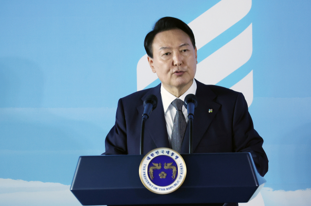 윤석열 대통령이 17일 서울 용산구 전쟁기념관에서 열린 국가유공자·보훈가족 초청 오찬에서 인사말을 하고 있다. 연합뉴스