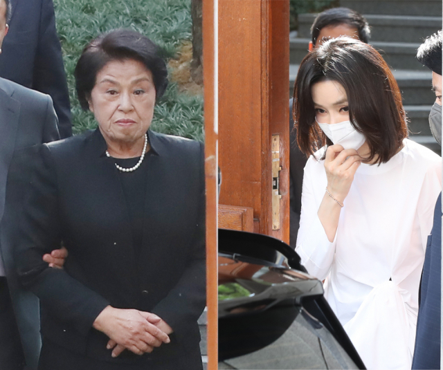 윤석열 대통령 부인 김건희 여사(오른쪽)가 16일 오후 고 전두환 전 대통령 부인 이순자 씨를 예방한 뒤 서울 서대문구 연희동 자택을 나서고 있다. 왼쪽 사진은 이순자 씨가 배웅하는 모습. 연합뉴스