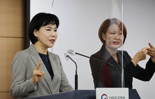 전현희 국민권익위원장이 15일 정부서울청사 브리핑실에서 1,500만여 건 민원을 빅데이터로 분석한 지역별 민원이슈를 