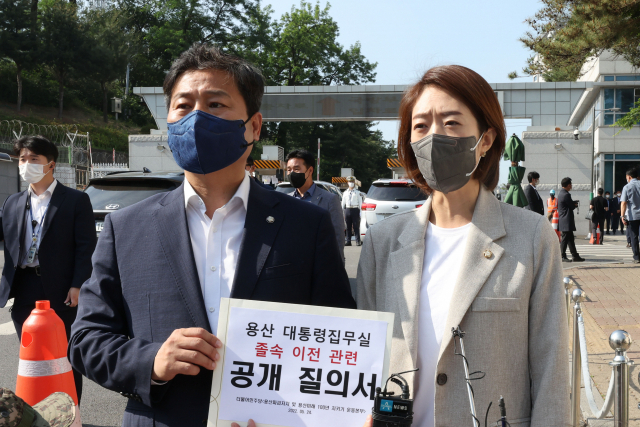 더불어민주당 김영배·고민정 용산파괴저지 및 용산미래 100년 지키기 운동본부 공동본부장이 24일 오전 서울 용산구 국방부 서문 면회실에서 대통령집무실 졸속 이전에 대한 공개질의서 전달을 위해 이동하고 있다. 연합뉴스