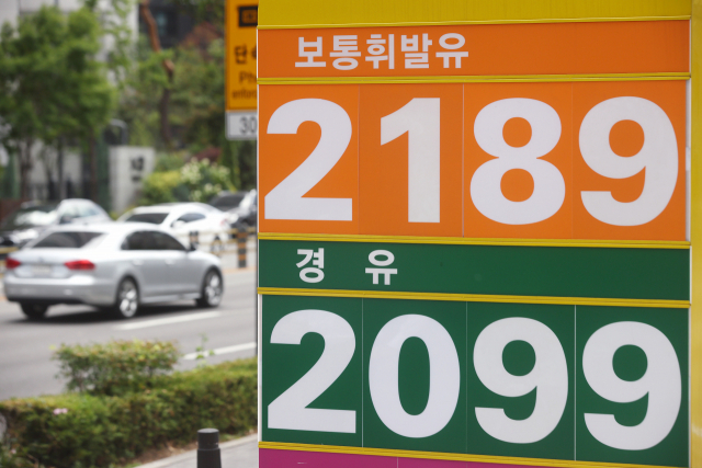 국내 주유소의 휘발유·경유 판매가격이 L(리터)당 2천70원 선을 돌파했다. 14일 한국석유공사 유가정보사이트 오피넷에 따르면 전날 오후 전국 주유소 경유 평균 판매가격은 L당 2천73.40원, 휘발유 가격은 2천73.00원을 기록했다. 사진은 이날 서울 시내 한 주유소 모습. 연합뉴스