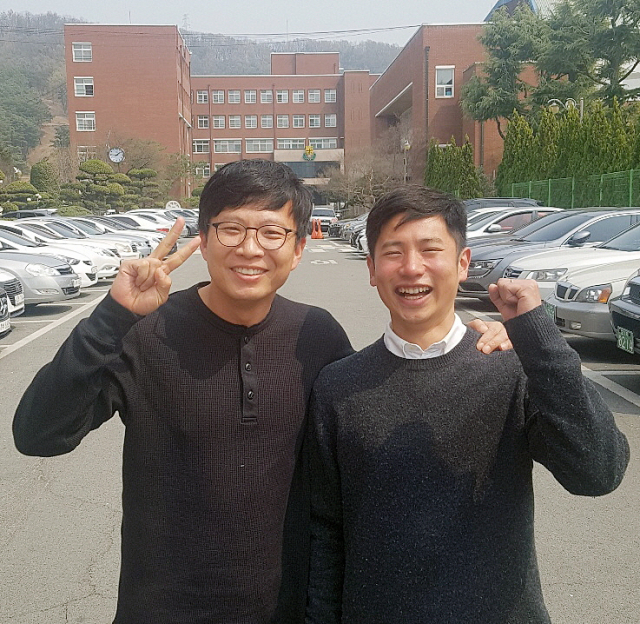 지난 2020년 가을 심 소위가 자신의 결혼 소식을 알리려고 송 교사를 찾아와 초밥을 사줬을 때 찍었던 사진. 송선용 교사 제공