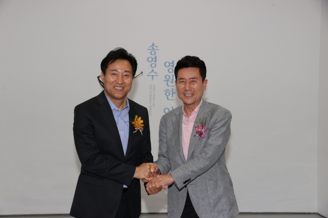 오세훈 서울시장이 18일 포항시립미술관에서 열린 장인 고(故) 송영수 작가 전시회 개막식 참석차 포항을 방문했다. 이에 이강덕 시장이 오 시장을 찾아 환영하고 있다. 포항시 제공