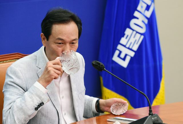 더불어민주당 우상호 비상대책위원장이 19일 서울 여의도 국회에서 열린 기자간담회에서 물을 마시고 있다. 연합뉴스