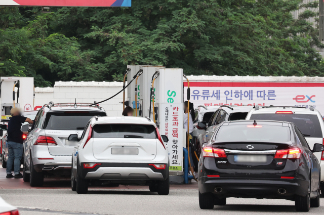 19일 오후 경기도 용인시 경부고속도로 부산방향 기흥휴게소 주유소에서 차량이 주유를 위해 줄을 서 있다. 정부는 고유가 대응을 위해 7월부터 연말까지 유류세 인하 폭을 37%로 확대하고 하반기 대중교통 신용카드 소득공제율을 80%로 높이기로 했다. 연합뉴스