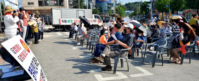 영주역 광장에서 열린 납 폐기물 제련공장 허가에 대한 규탄대회에 참석한 시민들과 대책위 회원들이 구호를 외치고 있다. 마경대 기자