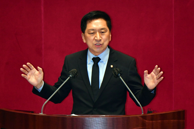 국민의힘 김기현 의원이 20일 국회 본회의에서 자신의 징계안에 대한 변명 발언을 하고 있다. 연합뉴스