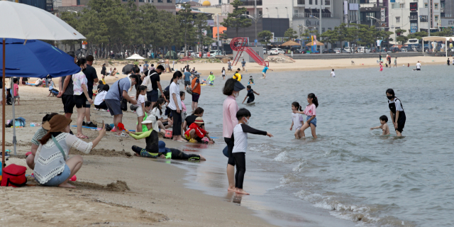 무더위가 이어진 19일 오후 경북 포항시 영일대해수욕장을 찾은 피서객들이 물놀이를 하며 더위를 식히고 있다. 김영진 기자 kyjmaeil@imaeil.com