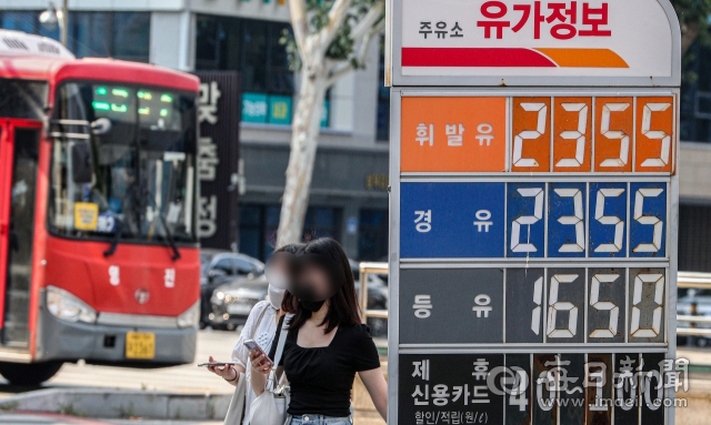 19일 오후 대구 도심의 한 주유소에 휘발유가 1리터 당 2천 2355원에 판매되고 있다. 정부는 국내 기름값이 크게 늘어나면서 유류세 인하 폭을 법정 최대한도인 37% 수준까지 올린다고 밝혔다. 안성완 기자 asw0727@imaeil.com