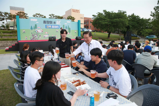 지난 17일 대구가톨릭대 광장에서 열린 종강 기념 치맥파티. 대구가톨릭대 제공