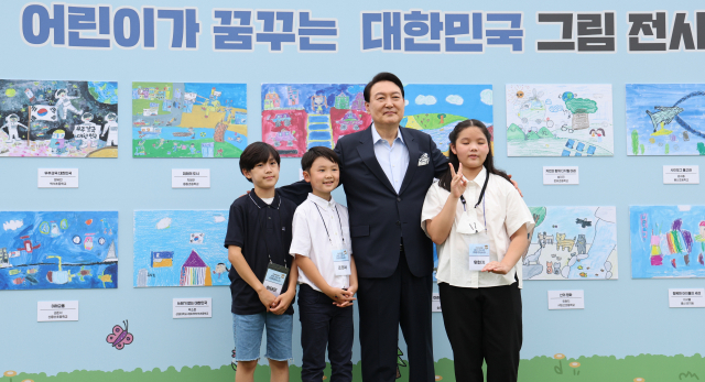 윤석열 대통령이 19일 오후 용산 대통령실 청사 앞 잔디광장에서 열린 대통령실 이전 기념 주민 초대 행사에서 