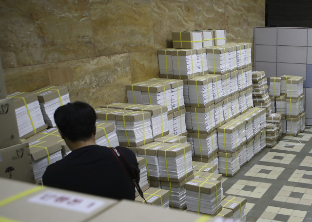 여야간 원구성 합의 불발로 국회 공백사태가 계속되고 있는 가운데 19일 서울 여의도 국회 본청 의안과 자료실에 서류들이 쌓여있다. 연합뉴스