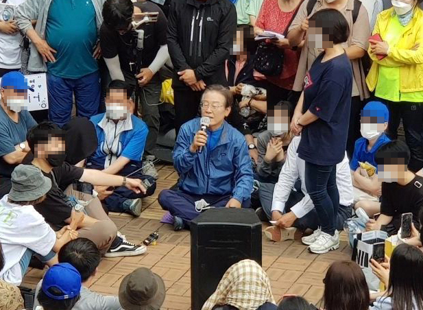 더불어민주당 이재명 상임고문이 지난 18일 인천시 계양구 계양산 야외공연장에서 열린