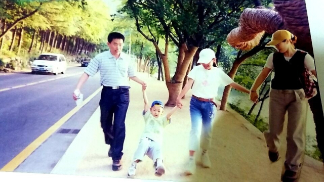 단란했던 경북 구미 신송근 씨 가족, 사진은 아들 성훈(왼쪽에서 두번째) 씨가 암 진단을 받기 전인 4살때 모습.