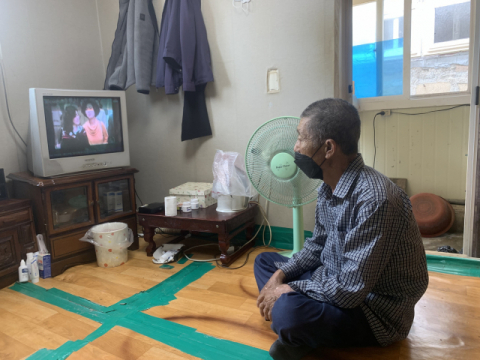 판잣집 방 한쪽에서 서민수(67)씨가 TV를 바라보며 하루를 보내고 있다. 김세연 기자