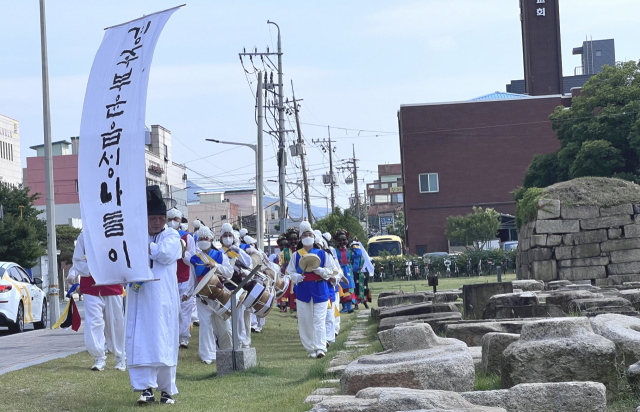 17일 경주읍성에서 조선시대 경주부윤 행차 재현돼 관광객들의 많은 인기를 끌었다. 경주시 제공