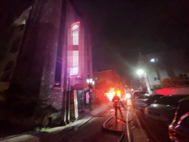 18일 오후 경북 경주시 성동동 한 모텔에서 불이나 사다리소방차 등과 진압대원 60여명이 투입돼 1시간만에 진화됐다. 경주소방서 제공