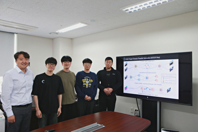 왼쪽부터 DGIST 전기전자컴퓨터공학과 임성훈 교수, 이승훈 석박사통합과정생, 김창재 석사과정생, 최민우·최원혁 석박사통합과정생, DGIST 제공