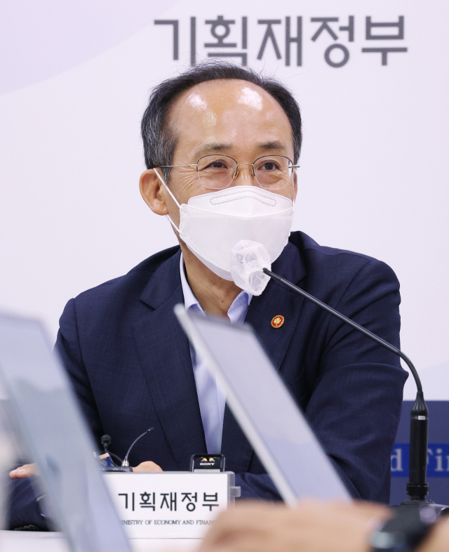 추경호 경제부총리 겸 기획재정부 장관이 20일 오전 세종시 정부세종청사에서 열린 기자간담회에서 질문에 답변하고 있다. 연합뉴스