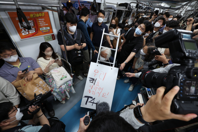 박경석 전국장애인차별철폐연대(전장연) 상임공동대표와 활동가들이 13일 오전 서울 혜화역에서 지하철 집회를 재개하며 장애인권리예산과 이동권 보장을 촉구하고 있다. 연합뉴스