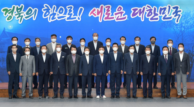 20일 경북도청에서 열린 민선 8기 시장·군수 당선인 정책간담회 참석자들이 한 자리에 모여 기념촬영을 하고 있다. 경북도 제공
