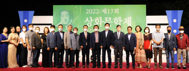 수성문화원이 주관하는 상화문학제는 지난 17일부터 19일까지 사흘간 수성못 상화동산 일원에서 백일장, 시낭송 대회 등이 진행됐다.