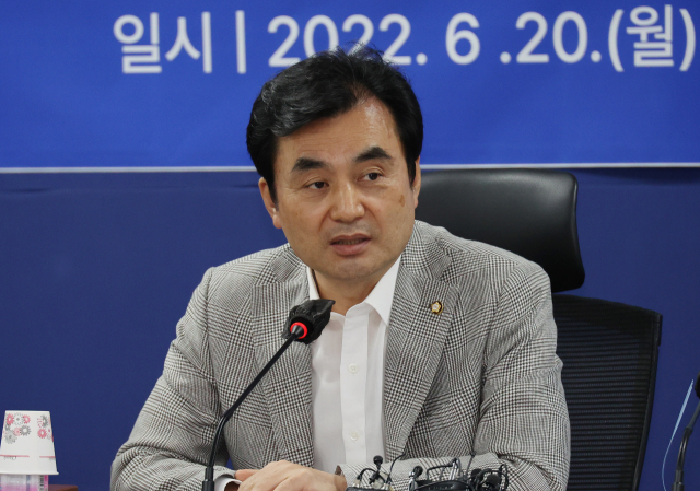 더불어민주당 안규백 전당대회준비위원장이 20일 오전 서울 여의도 국회 의원회관에서 열린 전국대의원대회 준비위원회 첫 회의에 참석해 발언하고 있다. 연합뉴스