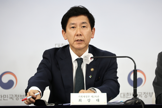 최상대 기획재정부 2차관이 20일 오후 정부서울청사 브리핑실에서 2021년도 공공기관 경영평가 주요 결과를 발표하고 있다. 연합뉴스