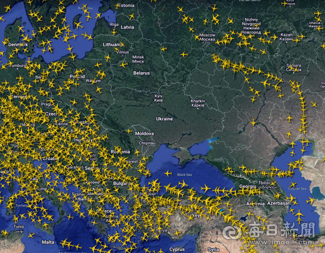 20일 오후 항공기 위치추적 사이트 플라이트레이더(flightradar24.com)에 나타난 실시간 항공기 위치도. 러시아와 전쟁중인 우크라이나 상공엔 비행기가 한 대도 없다. 김태형 선임기자 thk@imaeil.com