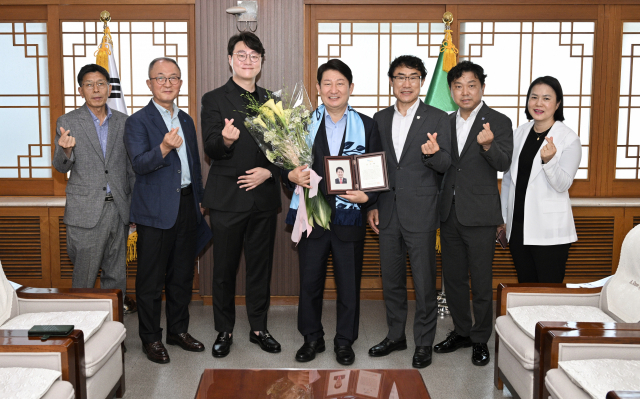 대구FC엔젤클럽은 20일 오전 대구시장실에서 권영진 대구시장을 만나 감사패를 전달했다. 대구FC엔젤클럽 제공