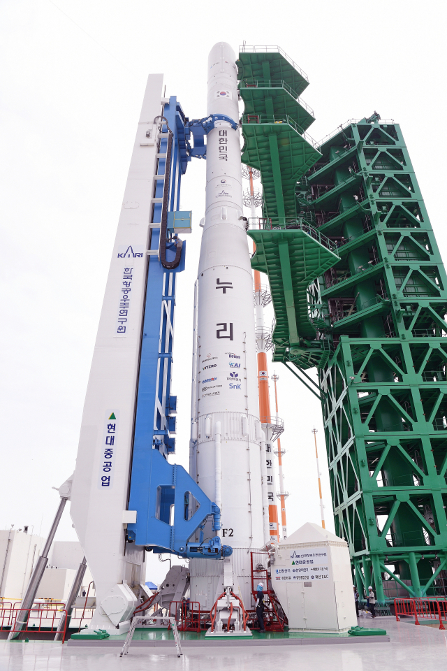 한국형 발사체 누리호(KSLV-Ⅱ) 2차 발사일을 하루 앞둔 20일 전남 고흥군 나로우주센터에서 발사대 기립 및 고정작업이 완료된 누리호. 연합뉴스